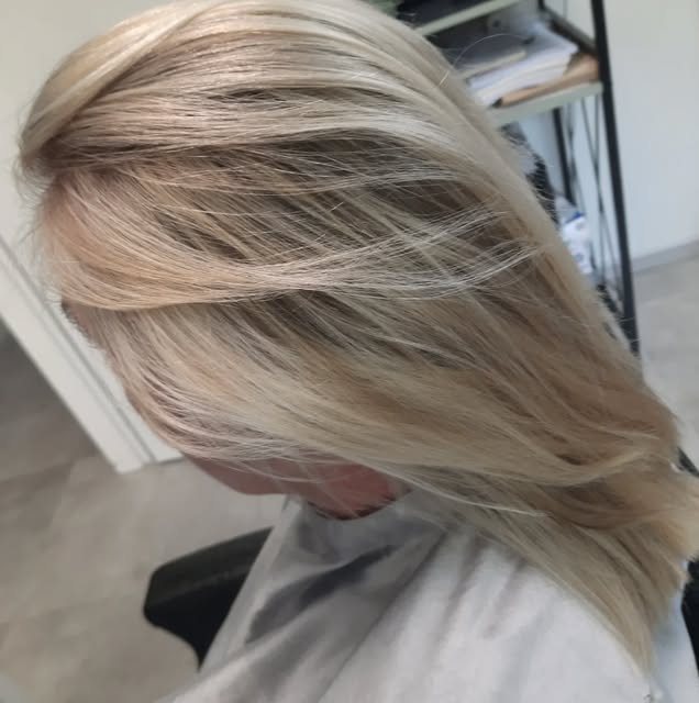 Koel blond haar met een zachte, glanzende finish