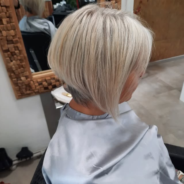 Moderne korte blonde bob met een lange schuine lok