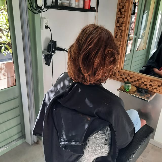 Warme koperkleurige bob met natuurlijke beweging