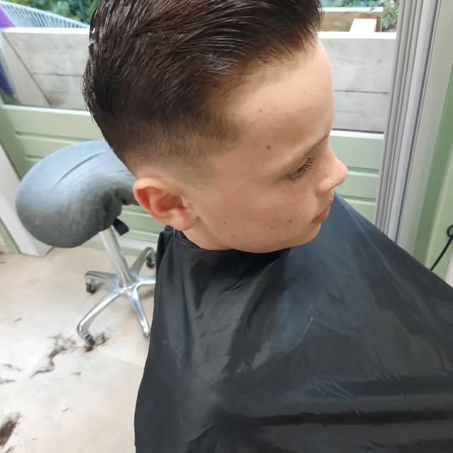 Strakke korte herensnit met zachte fade, gemaakt door Dana